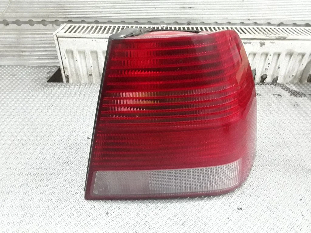 Lampa tylna w błotniku 1J5945096B