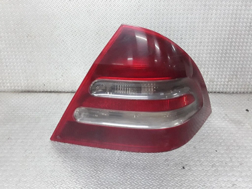 Aizmugurējais lukturis virsbūvē – labā