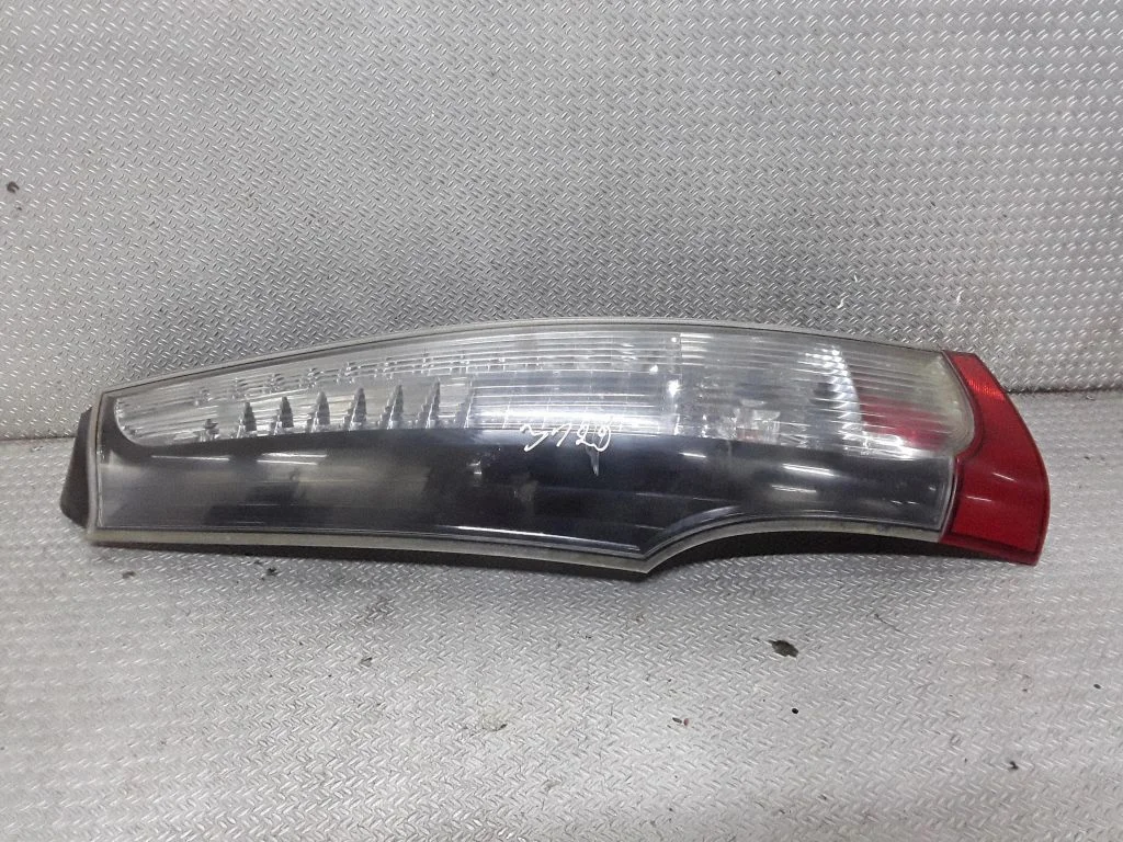 Aizmugurējais lukturis virsbūvē – Mitsubishi Grandis (2003-2011)