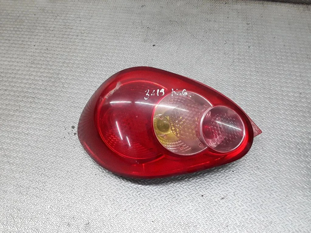 Aizmugurējais lukturis virsbūvē – Toyota Aygo AB10 (2005-2014), kreisā