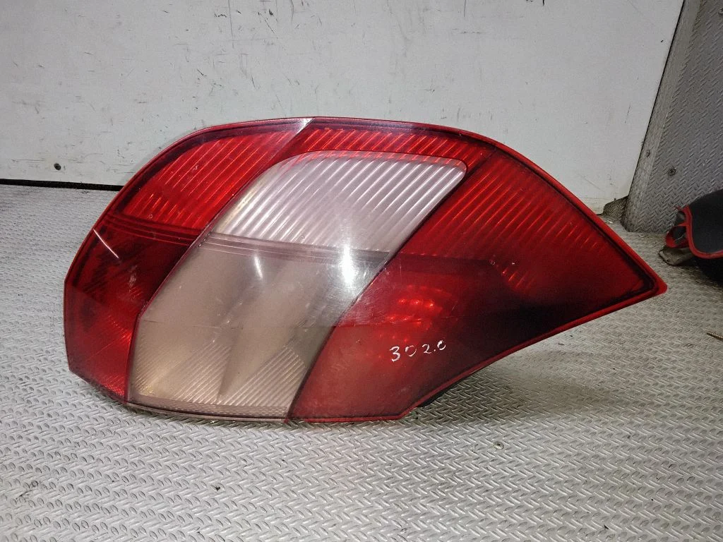 Lampa tylna w błotniku 8200127704E