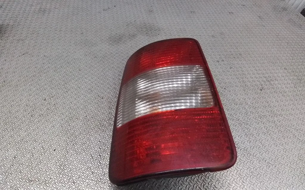 Aizmugurējais lukturis virsbūvē – Volkswagen Caddy (2004-2010)