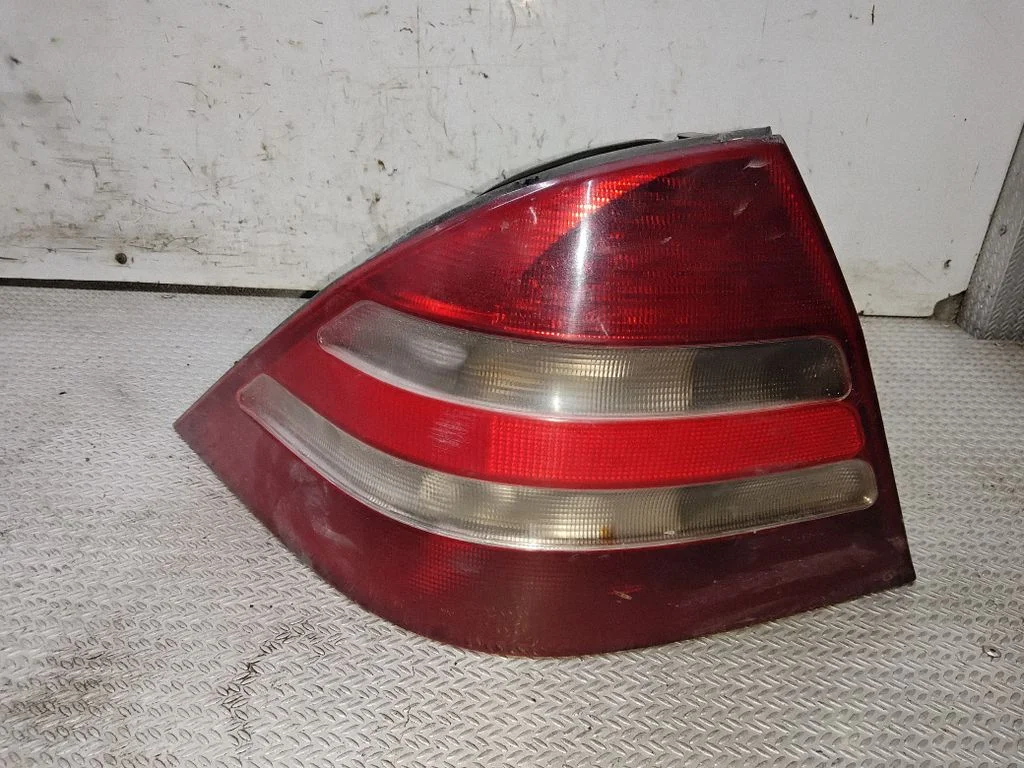Lampa tylna w błotniku 255121L