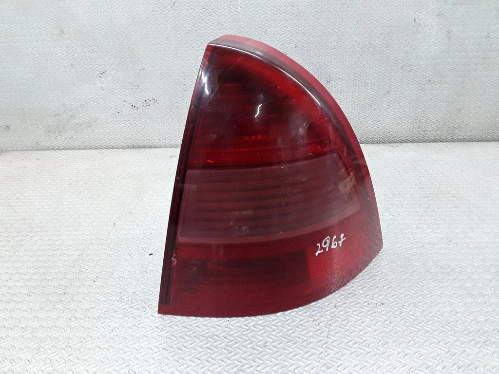 Aizmugurējais lukturis virsbūvē 89034070