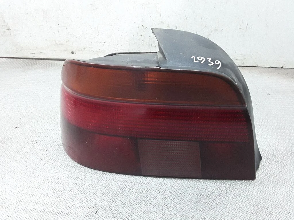 Lampa tylna w błotniku 8358031