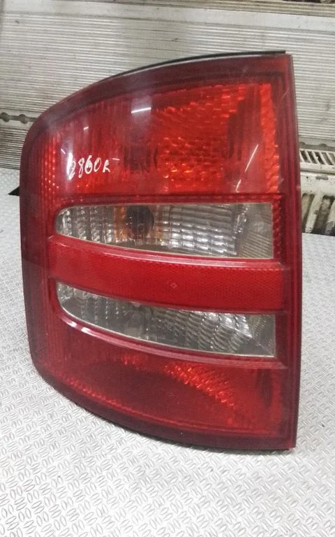 Aizmugurējais lukturis virsbūvē 6Y9945095B