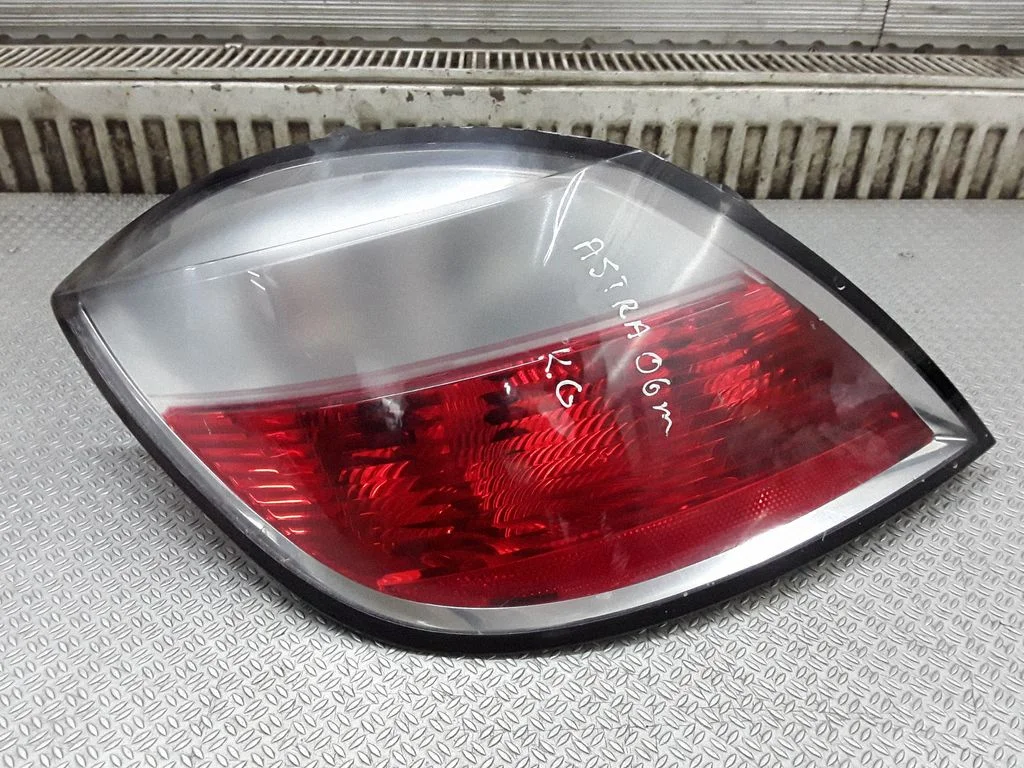 Lampa tylna w błotniku – Opel Astra H (2004-2012)
