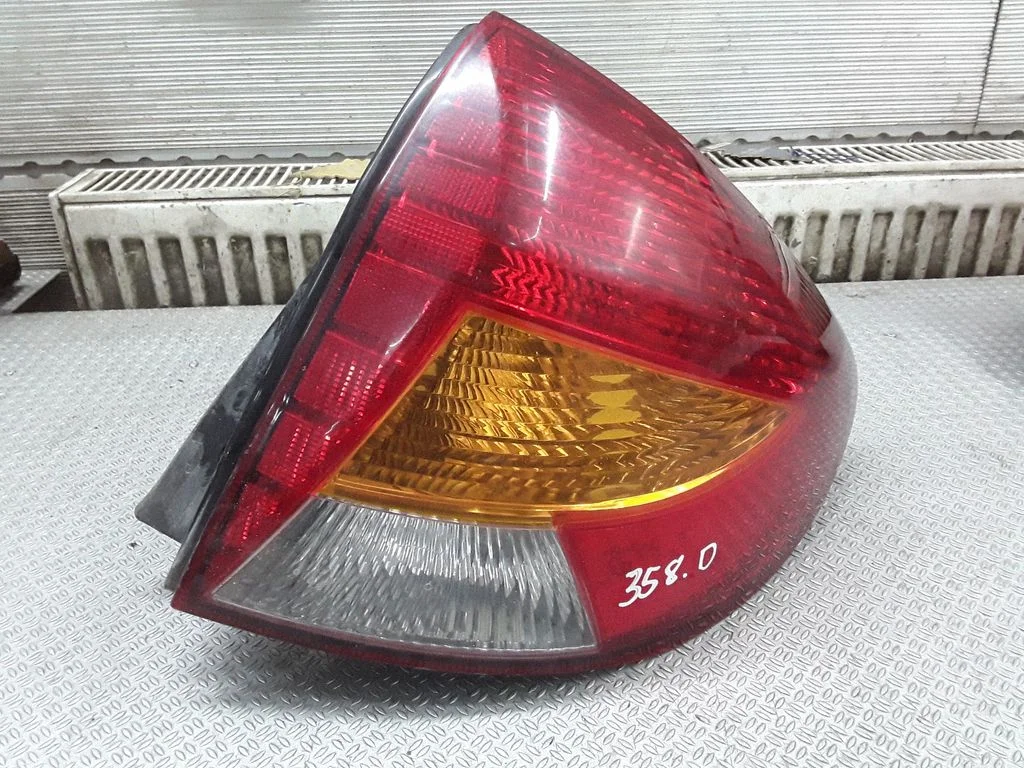Aizmugurējais lukturis virsbūvē 0K34A51140 – KIA Rio (2001-2005)