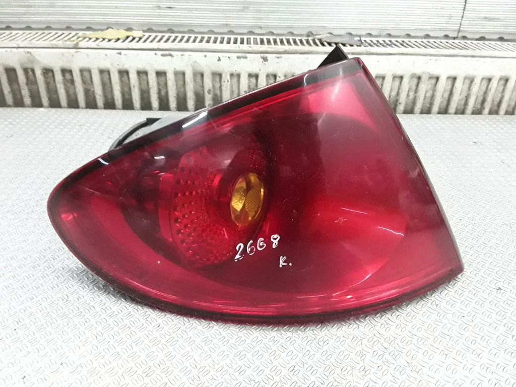 Aizmugurējais lukturis virsbūvē 5P5945095D