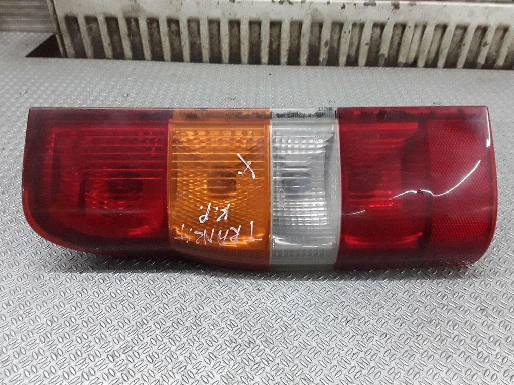 Lampa tylna w błotniku YC1X1345A