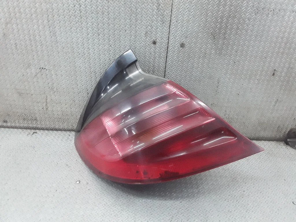 Lampa tylna w błotniku – Mercedes-Benz Klasa C W203 (2000-2007)
