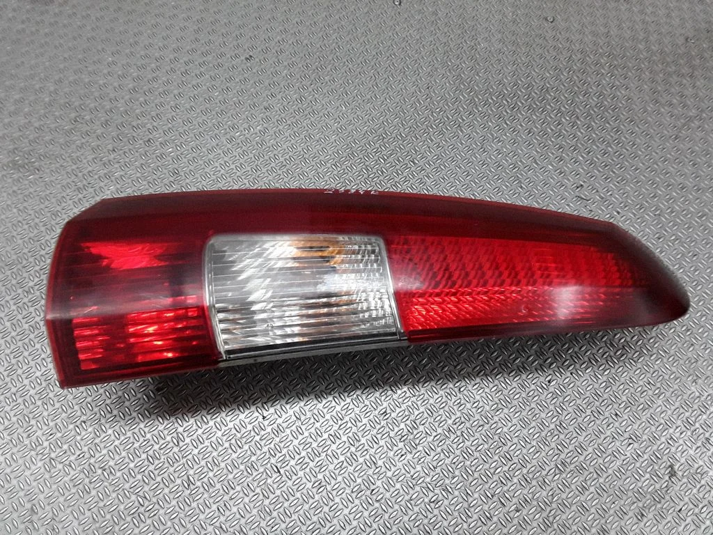 Lampa tylna w błotniku 9154493ECE