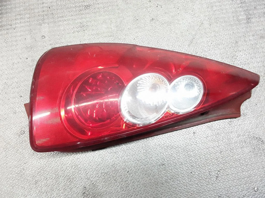 Lampa tylna w błotniku – lewa
