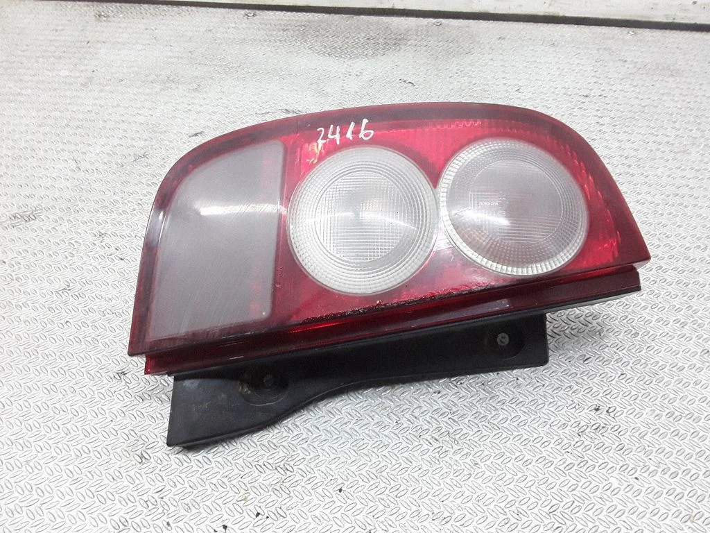 Lampa tylna w błotniku – lewa