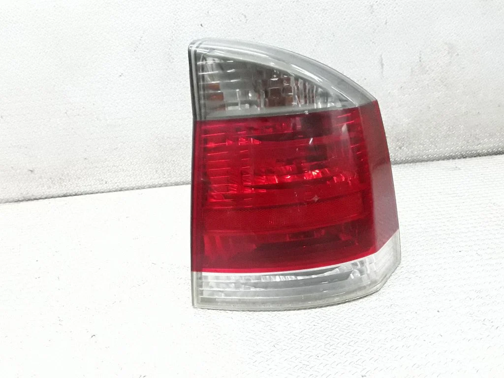 Lampa tylna w błotniku – Opel Vectra C (2002-2005)