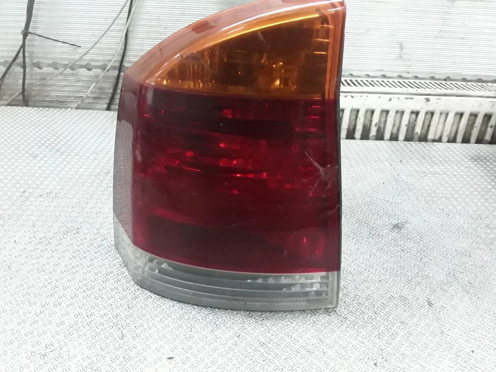 Lampa tylna w błotniku 28J200