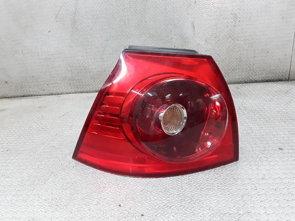 Aizmugurējais lukturis virsbūvē – Volkswagen Golf Plus (2005-2013)