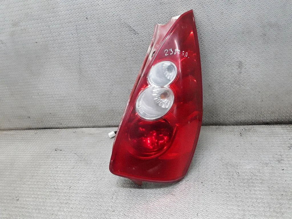 Lampa tylna w błotniku C23551150