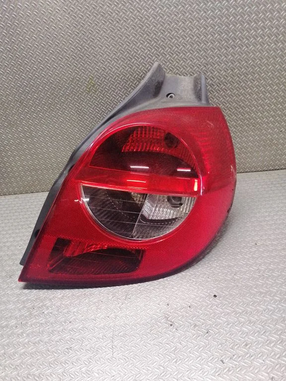 Lampa tylna w błotniku – Renault Clio III (2005-2012)