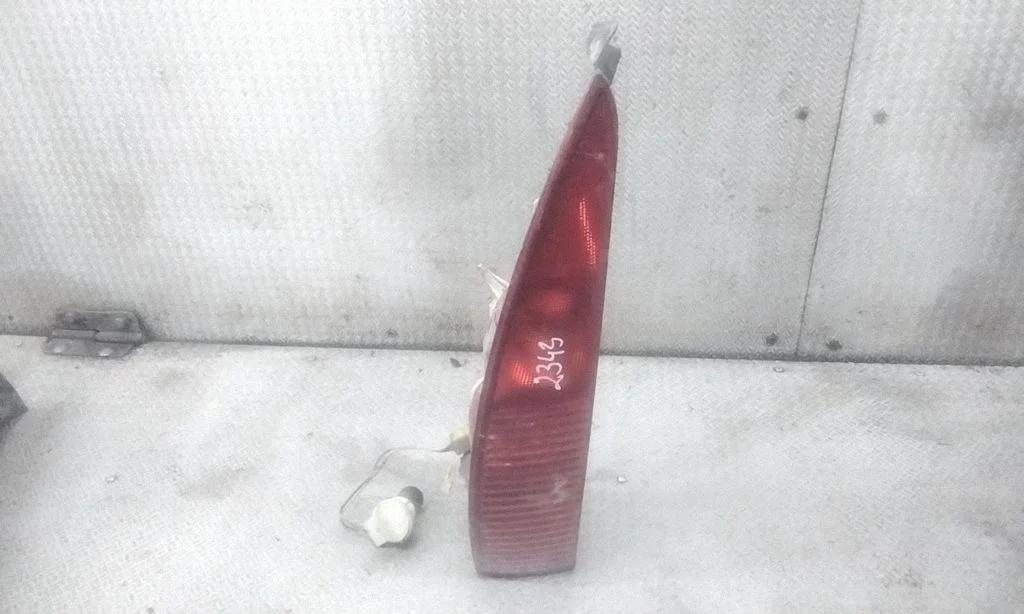 Rear/tail lights – right