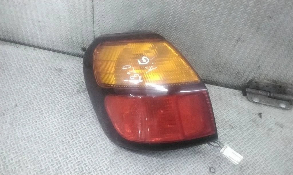 Lampa tylna w błotniku – lewy tył