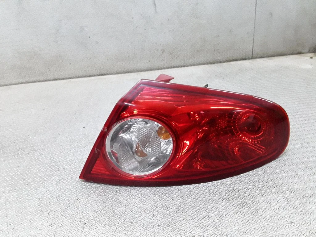 Rear/tail lights – right