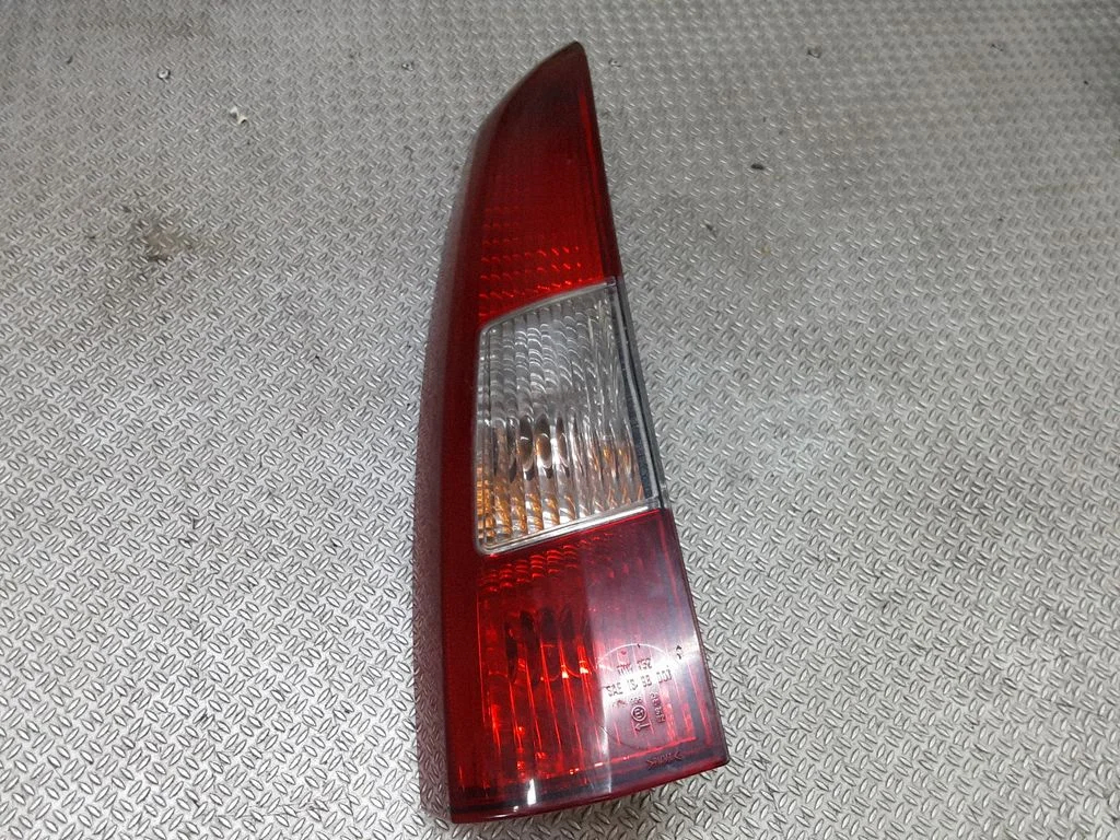 Lampa tylna w błotniku – Volvo V70 (2000-2004)