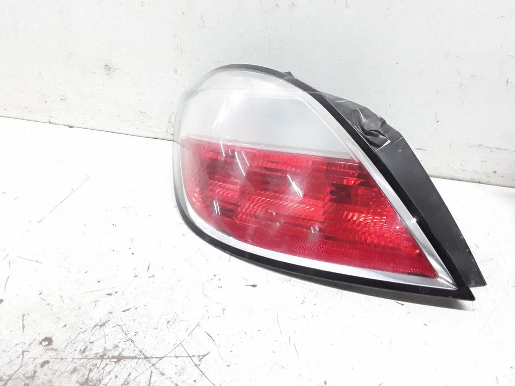 Lampa tylna w błotniku – Opel Astra H (2004-2012)