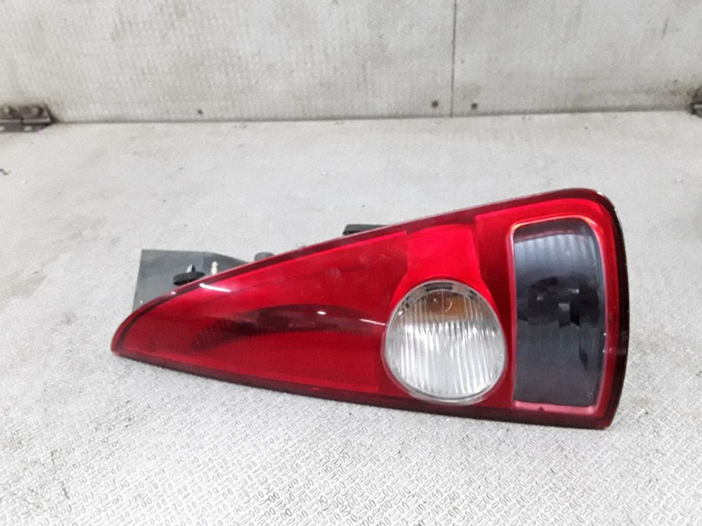 Lampa tylna w błotniku 8200027152