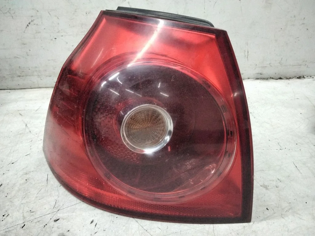 Aizmugurējais lukturis virsbūvē – Volkswagen Golf Plus (2005-2013)
