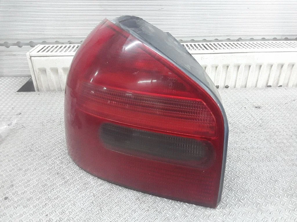 Lampa tylna w błotniku 8L0945095A