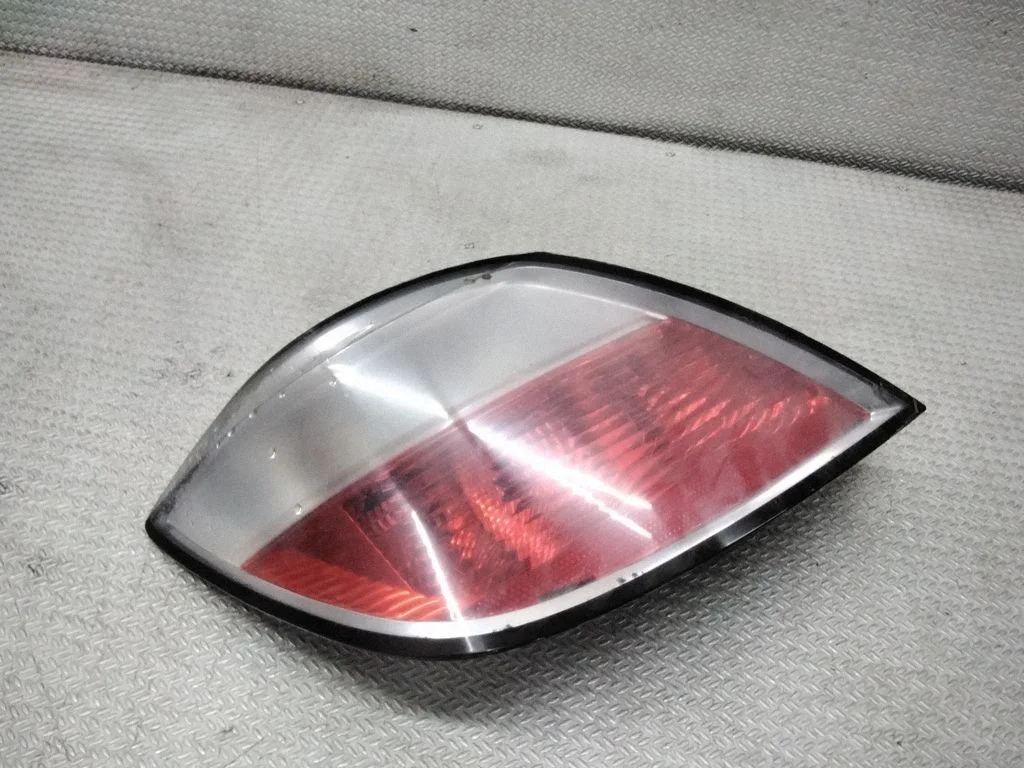 Lampa tylna w błotniku – Opel Astra H (2004-2012)