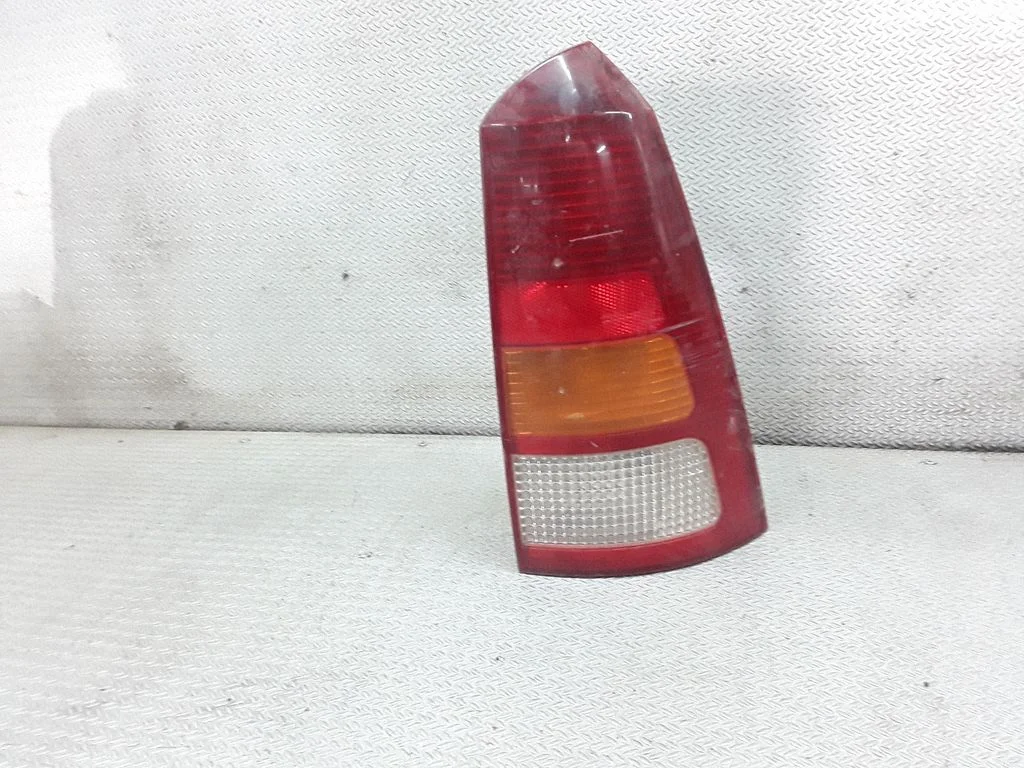 Rear/tail lights – right