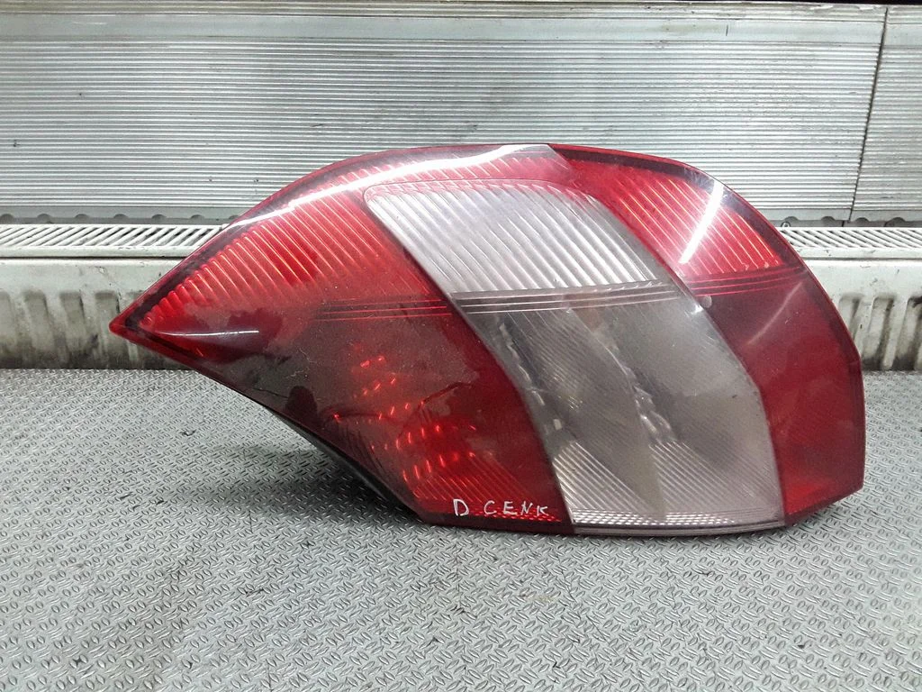 Lampa tylna w błotniku 8200127702A