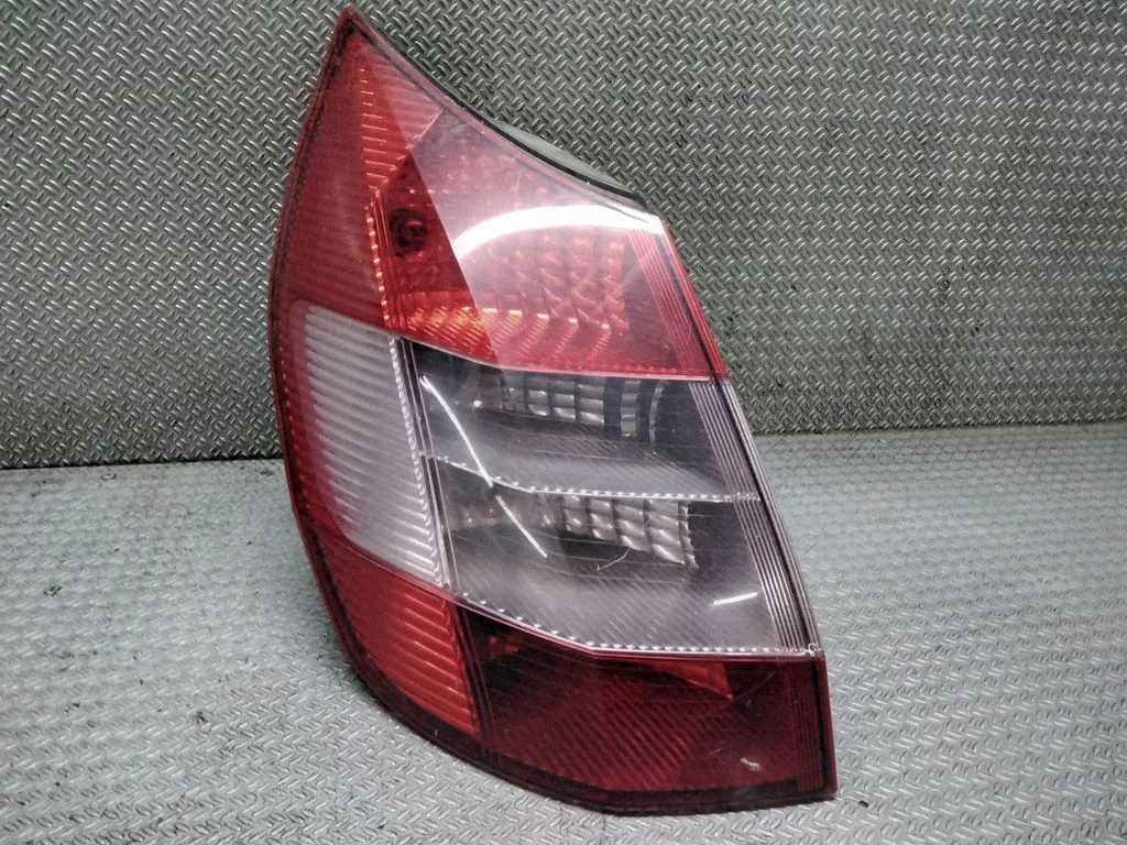 Lampa tylna w błotniku 2SK0086590181