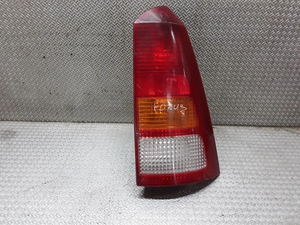 Rear/tail lights – right