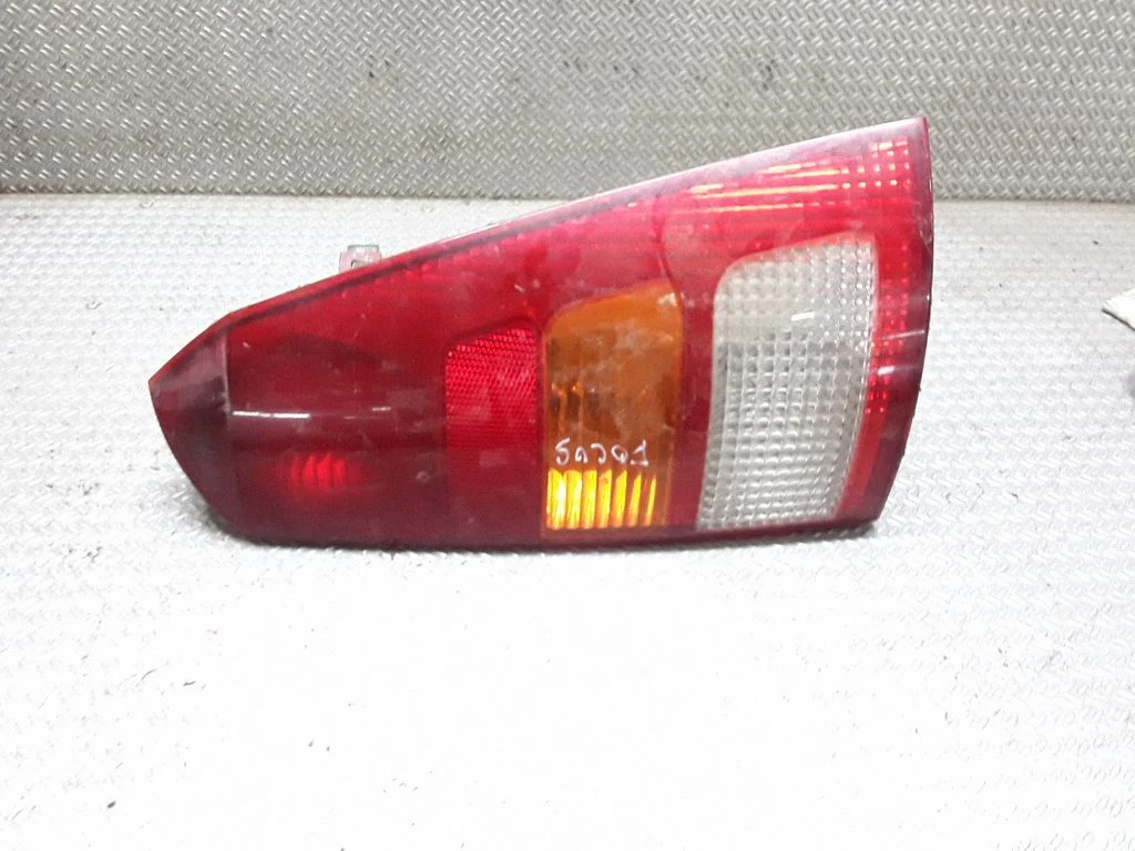 Lampa tylna w błotniku – Ford Focus (1998-2004)