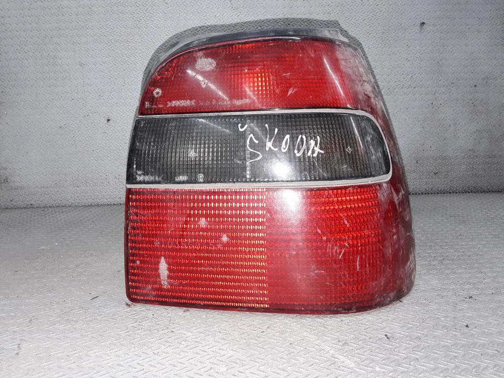 Lampa tylna w błotniku 441987881906