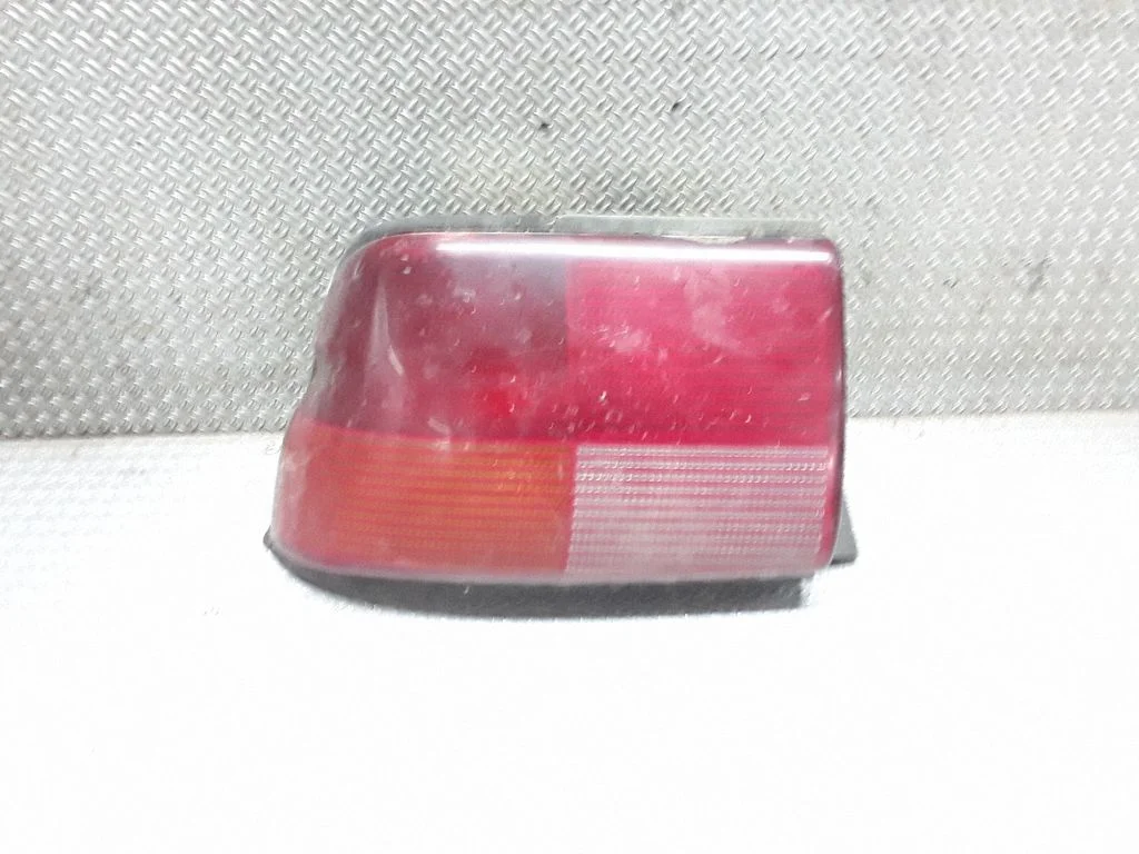 Aizmugurējais lukturis virsbūvē 93AG13A603AA – Ford Escort (1990-1995)