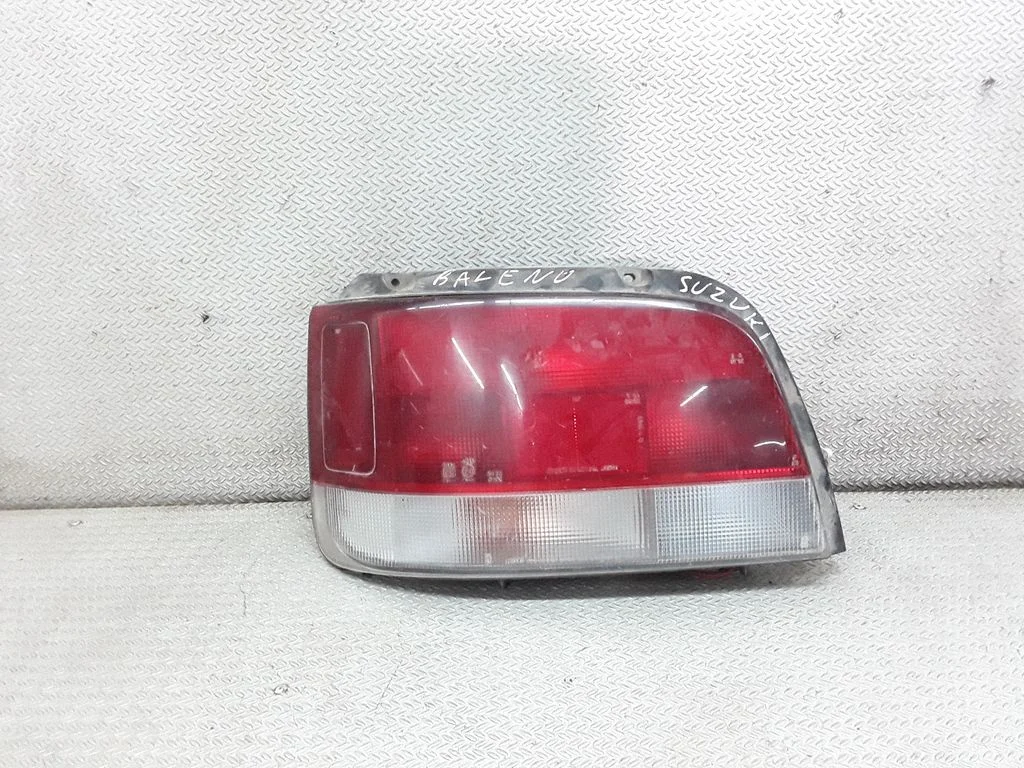 Lampa tylna w błotniku 22032018 – Suzuki Esteem Baleno (1995-2001)