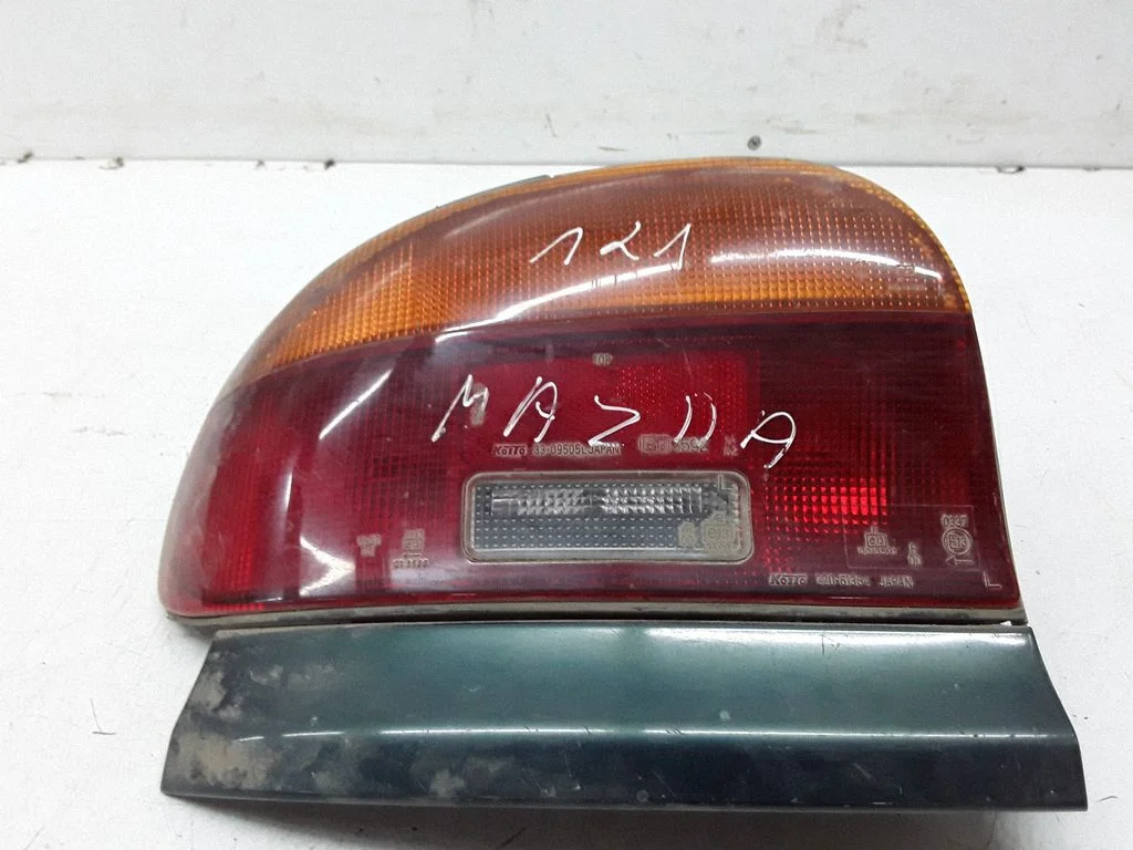Lampa tylna w błotniku – Mazda 121 (1992-1995)