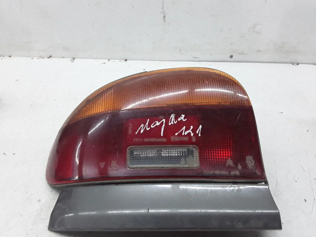 Lampa tylna w błotniku – Mazda 121 (1992-1995)