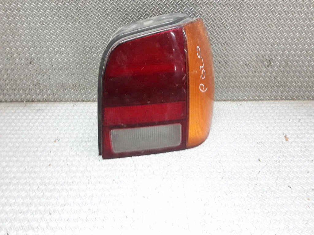 Lampa tylna w błotniku 6N0945258