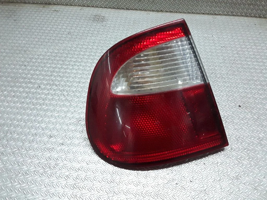 Lampa tylna w błotniku 89300711