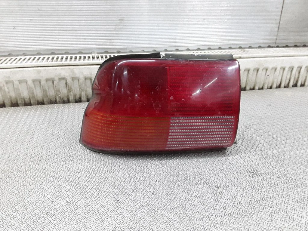 Aizmugurējais lukturis virsbūvē 93AG13A603 – Ford Escort (1990-1995)