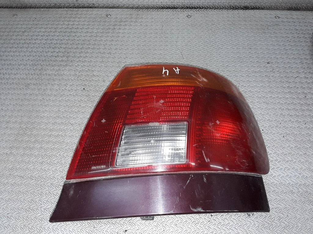 Aizmugurējais lukturis virsbūvē – Audi A4 S4 B5 8D (1994-1999)