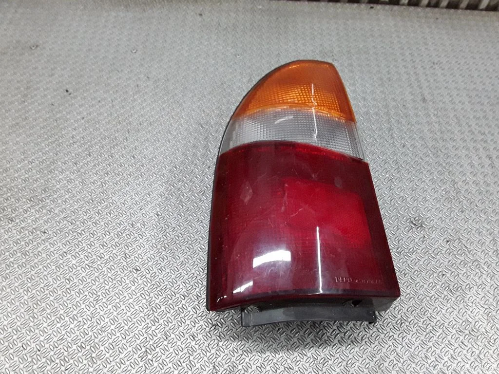 Lampa tylna w błotniku 082141948