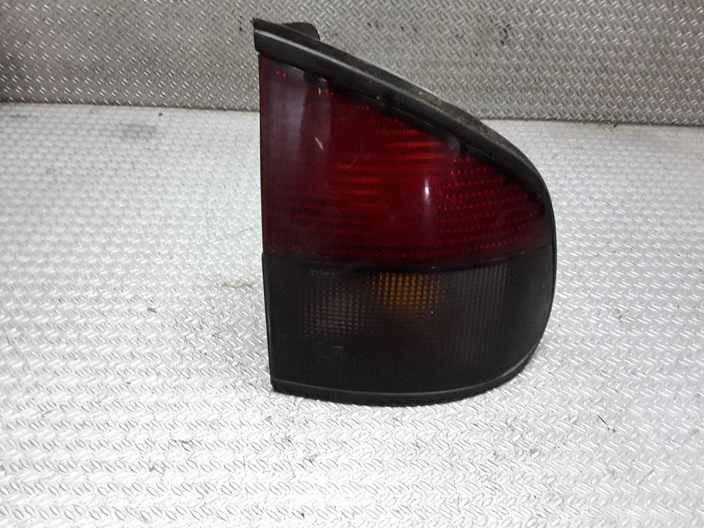 Lampa tylna w błotniku – Renault Safrane (1992-2000)