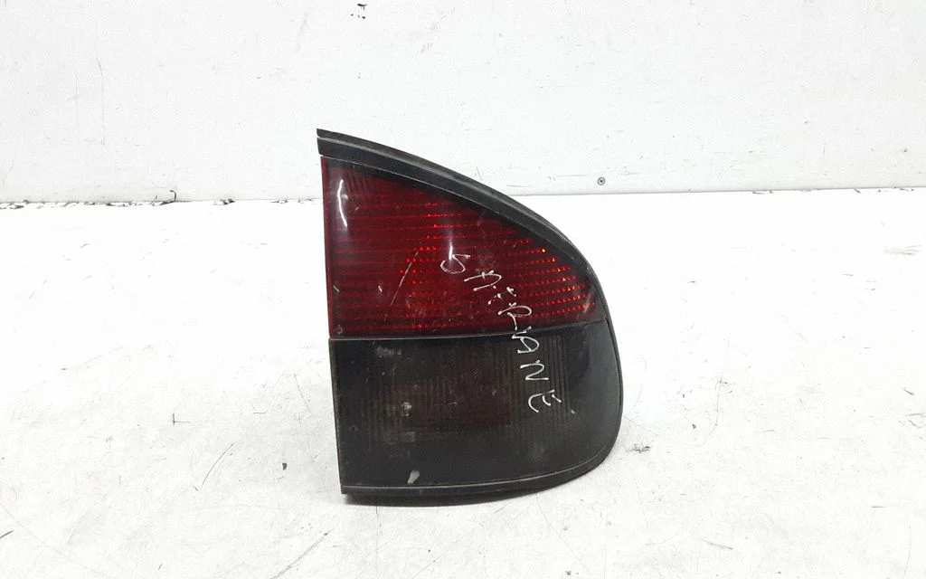 Lampa tylna w błotniku – Renault Safrane (1992-2000)