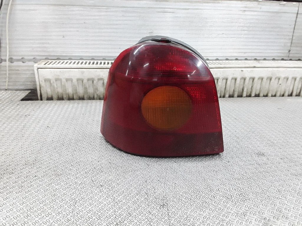 Aizmugurējais lukturis virsbūvē 7700820013 – Renault Twingo I (1994-1998)